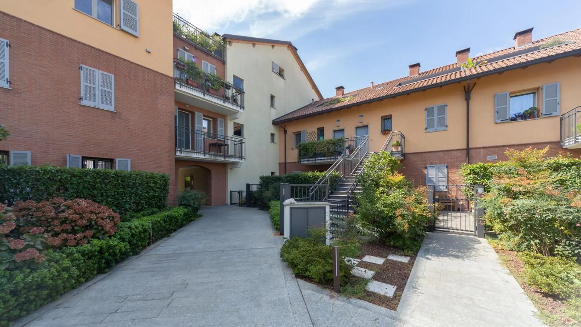 Spacious & Stylish 1-Bedroom Apartment With Terrace Milan