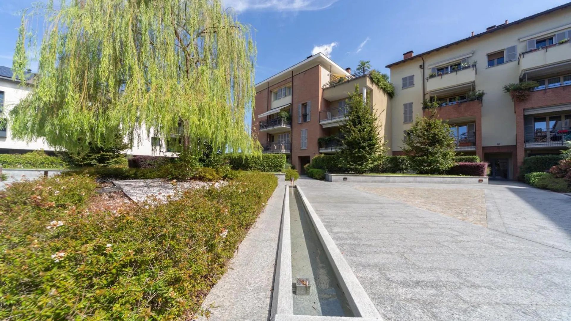 Spacious & Stylish 1-Bedroom Apartment With Terrace Milan