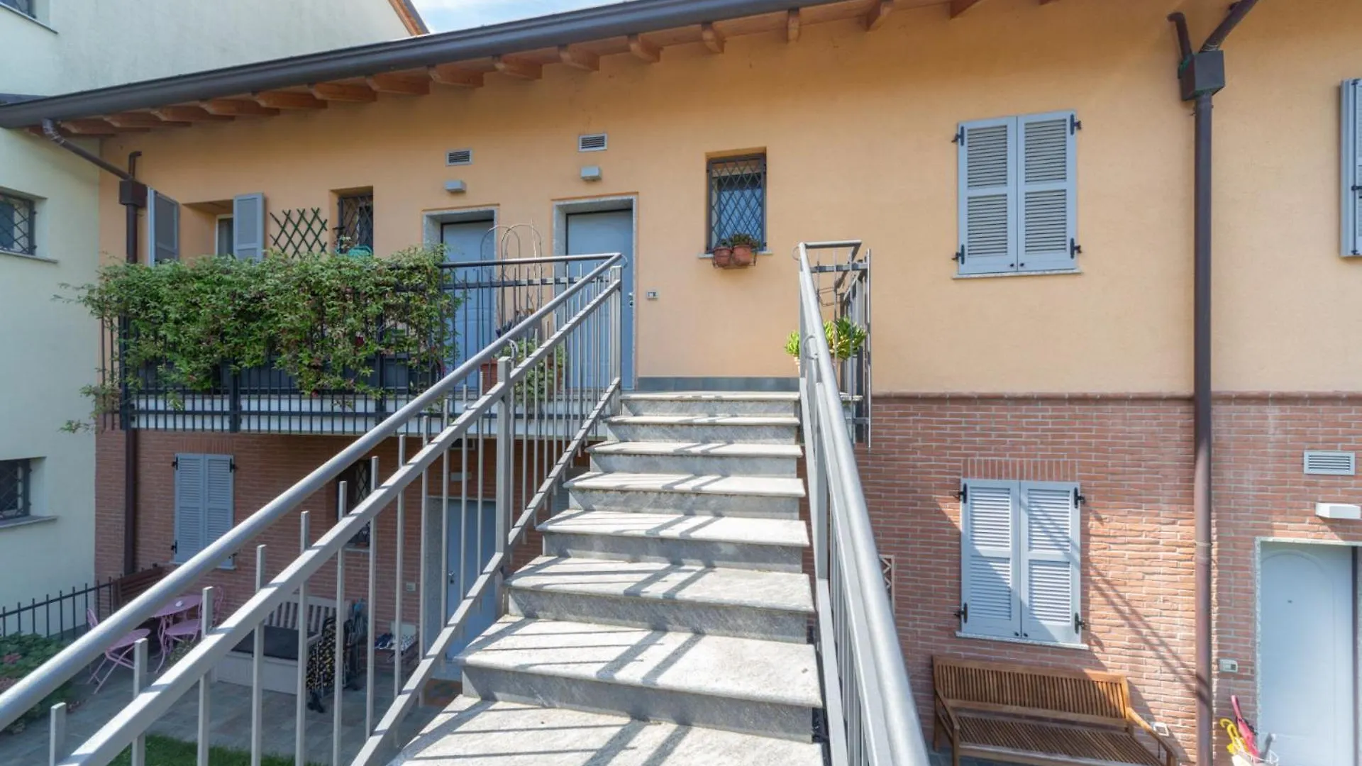 Spacious & Stylish 1-Bedroom Apartment With Terrace Milan Italy