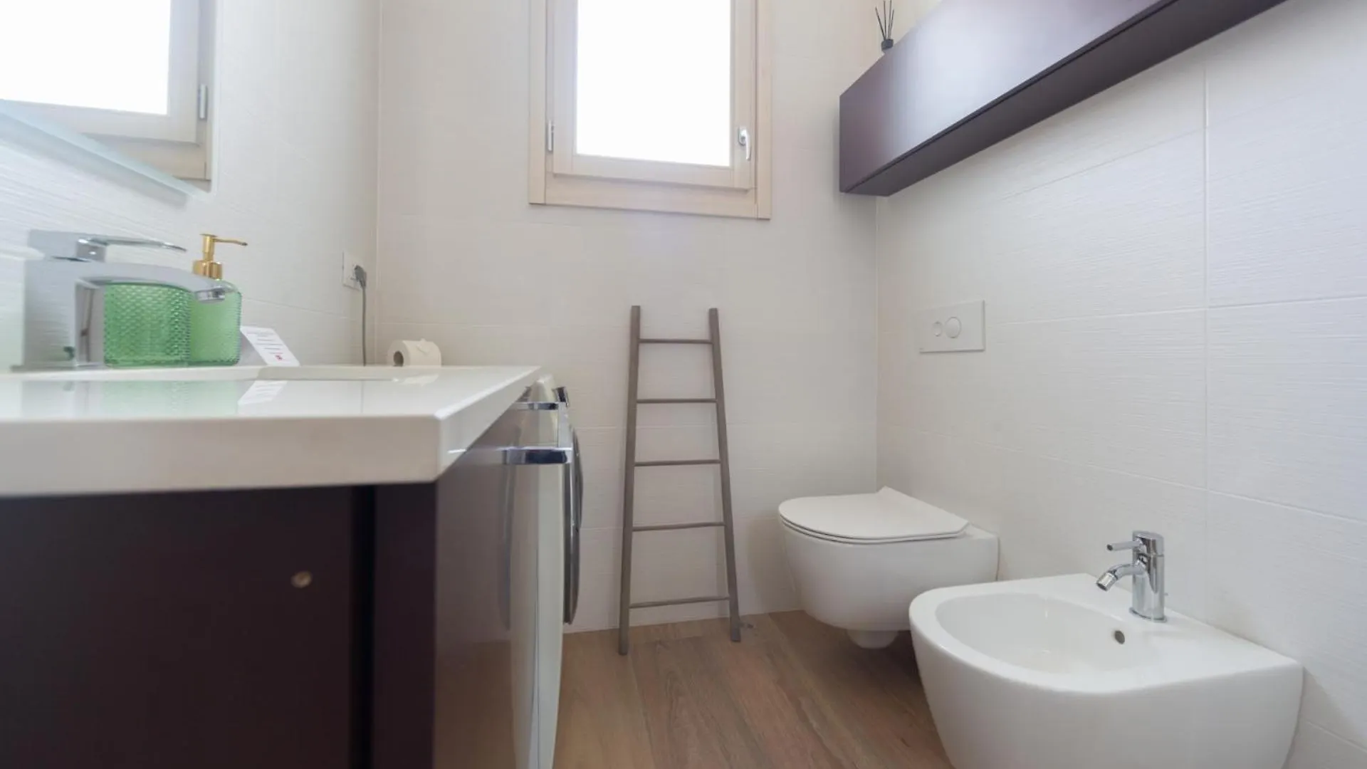Spacious & Stylish 1-Bedroom Apartment With Terrace Milan 0*,