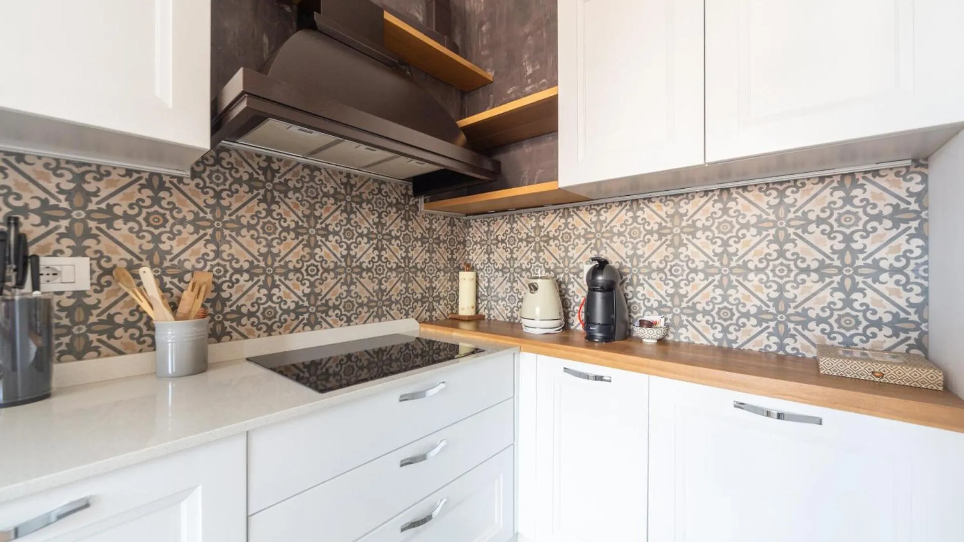 Spacious & Stylish 1-Bedroom Apartment With Terrace Milan 0*,