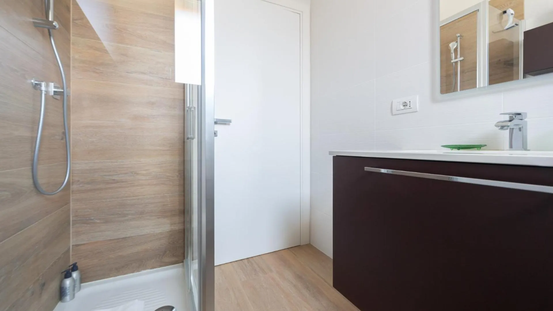 Spacious & Stylish 1-Bedroom Apartment With Terrace Milan Italy
