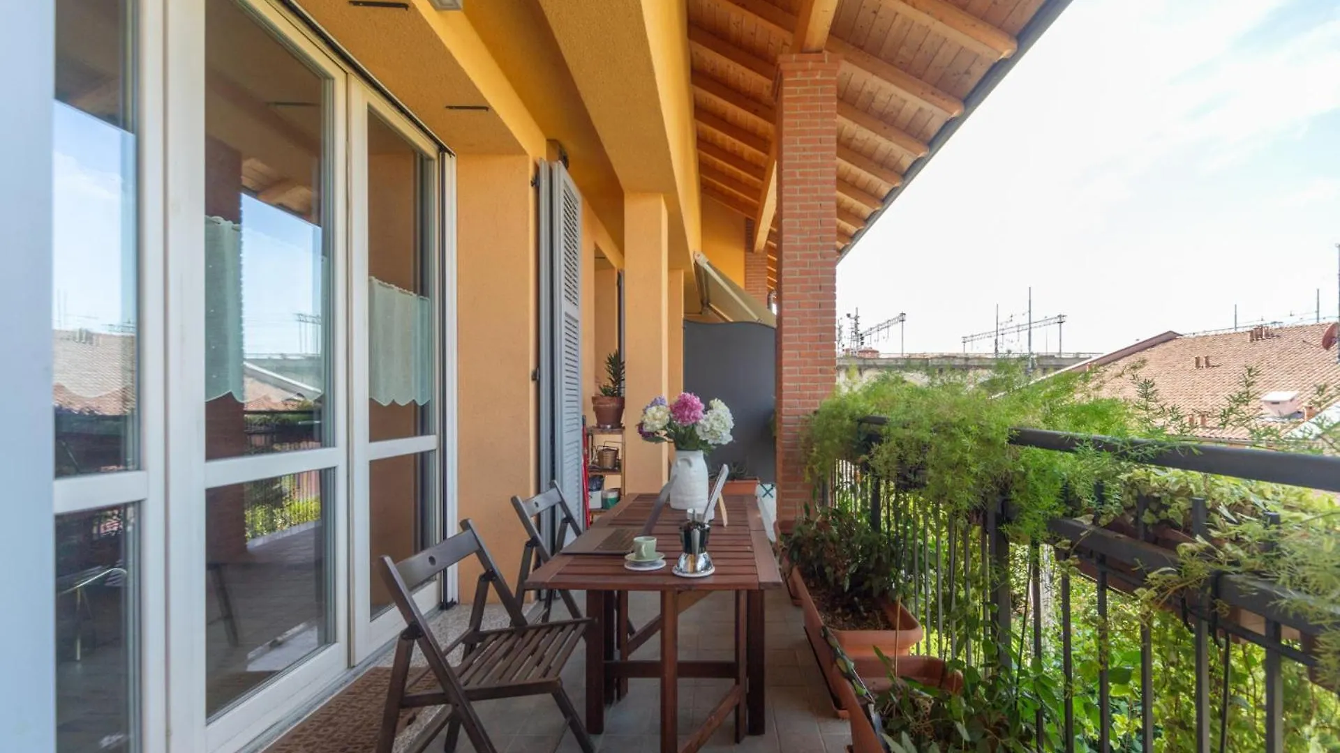 Spacious & Stylish 1-Bedroom Apartment With Terrace Milan