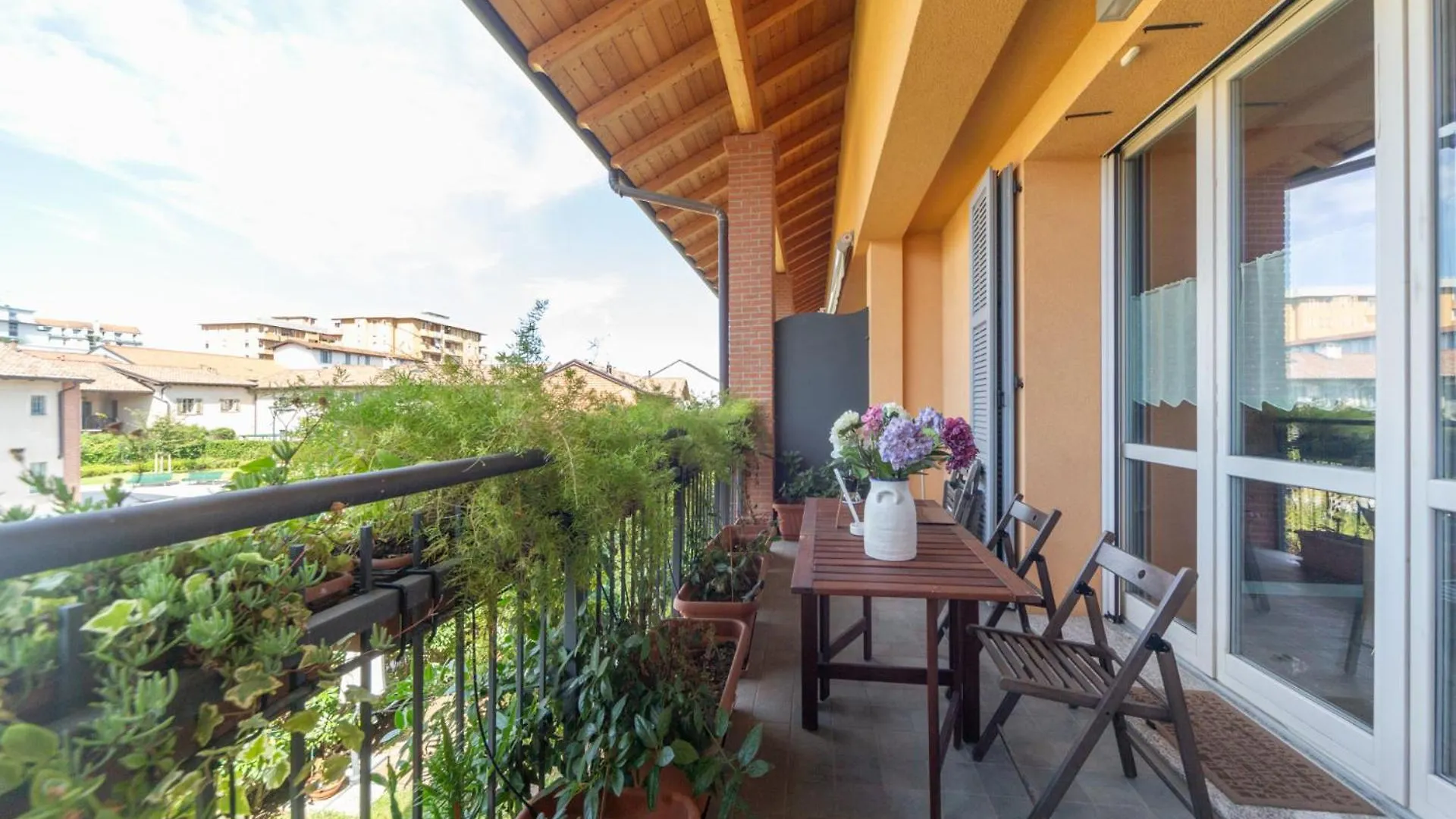 Spacious & Stylish 1-Bedroom Apartment With Terrace Milan