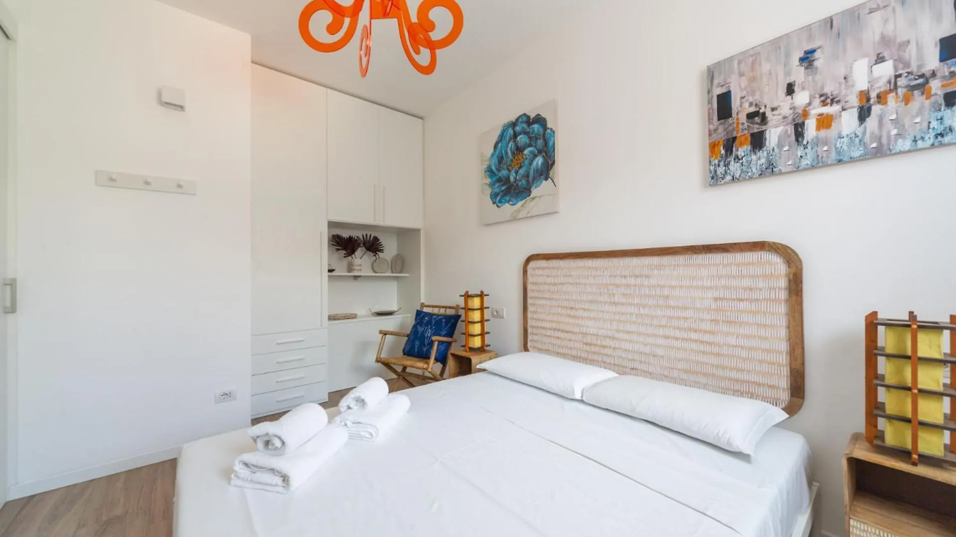 Spacious & Stylish 1-Bedroom Apartment With Terrace Milan