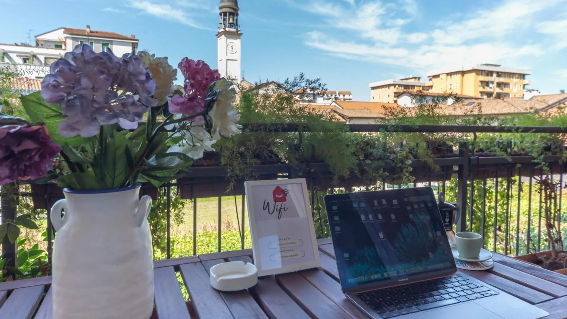 Spacious & Stylish 1-Bedroom Apartment With Terrace Milan