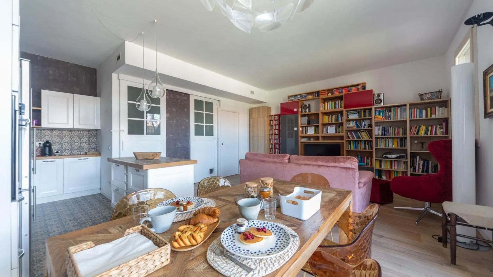 Spacious & Stylish 1-Bedroom Apartment With Terrace Milan