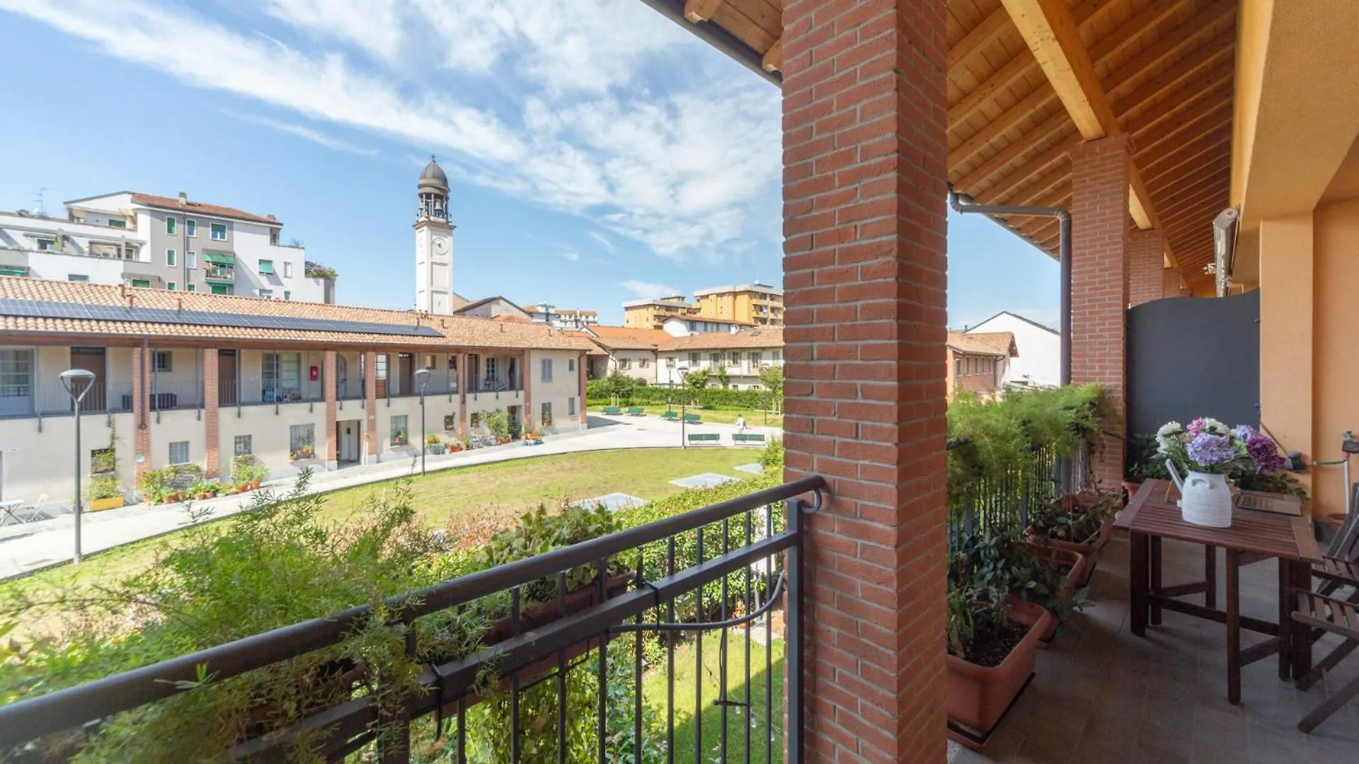 Spacious & Stylish 1-Bedroom Apartment With Terrace Milan