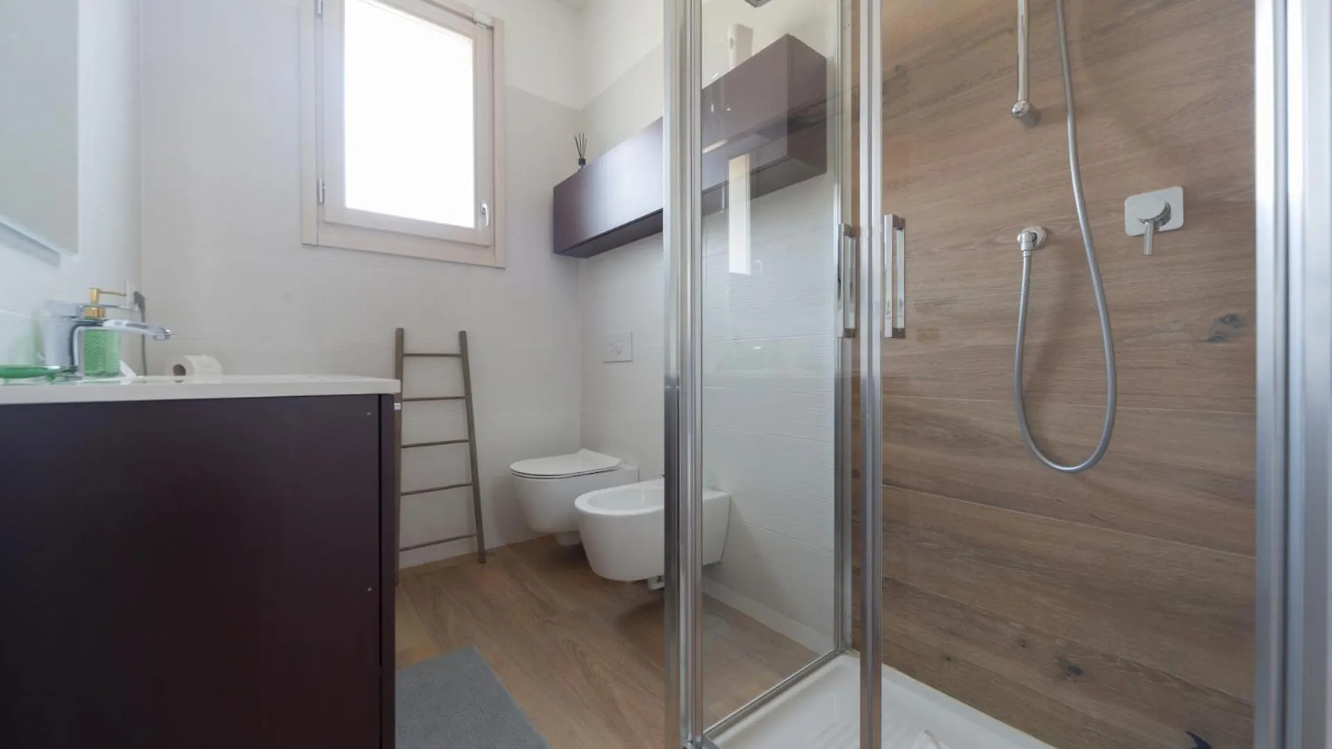 Spacious & Stylish 1-Bedroom Apartment With Terrace Milan