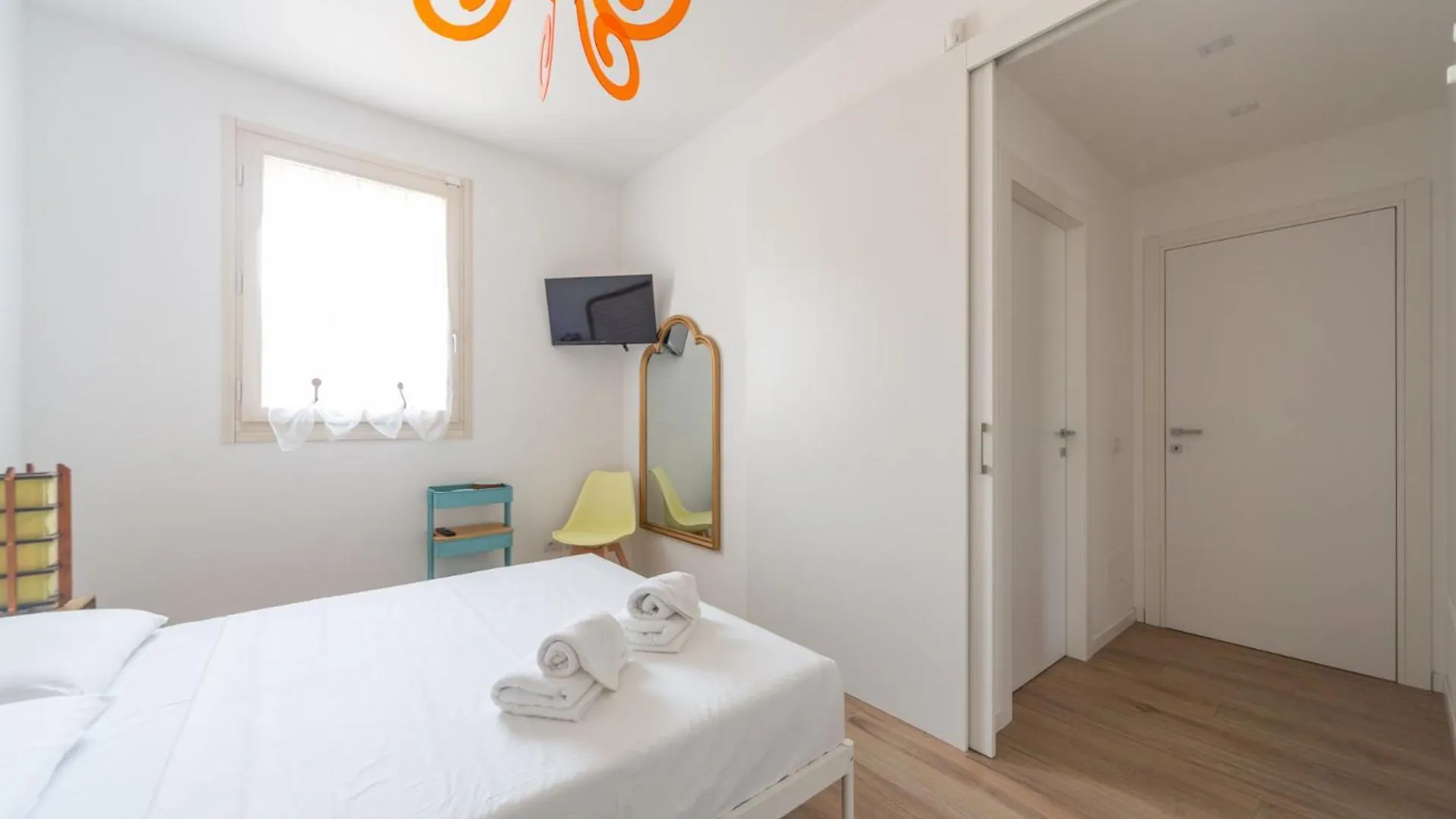 Spacious & Stylish 1-Bedroom Apartment With Terrace Milan
