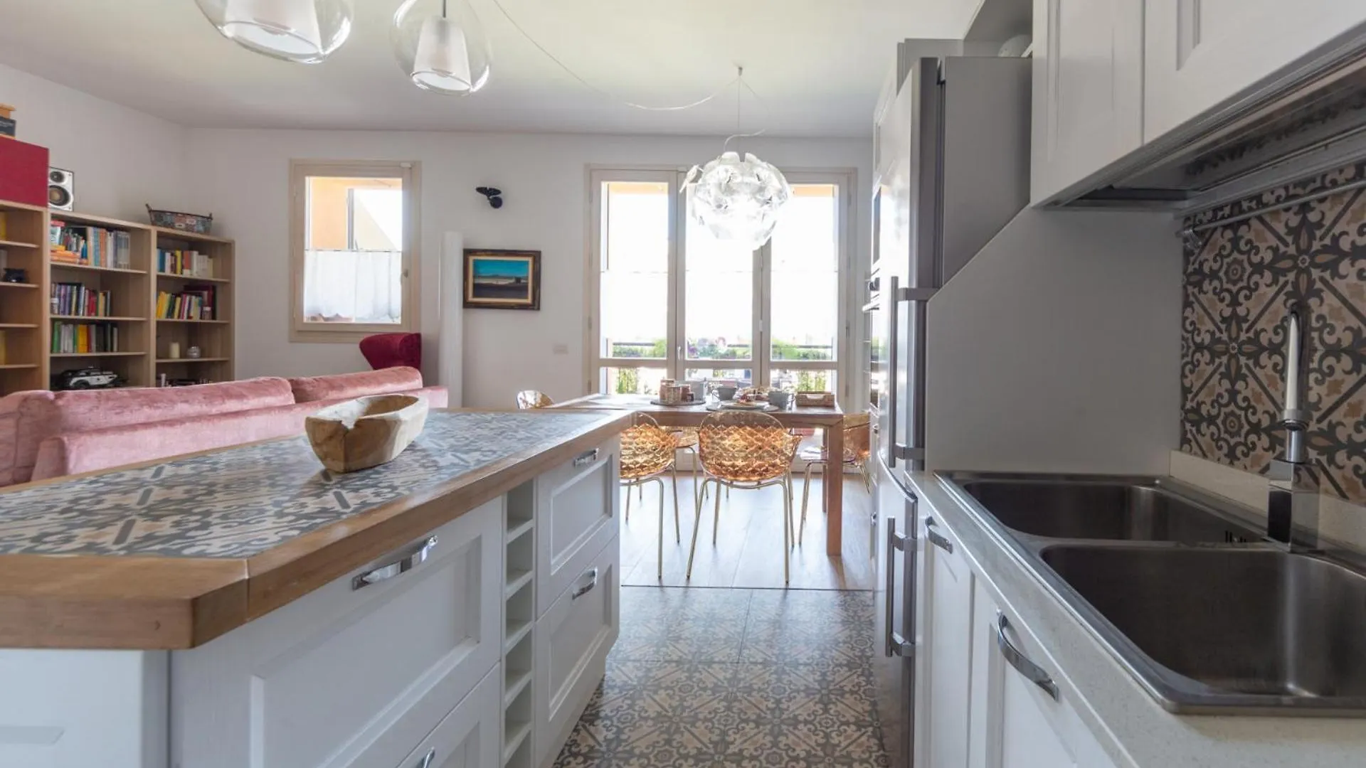 Spacious & Stylish 1-Bedroom Apartment With Terrace Milan