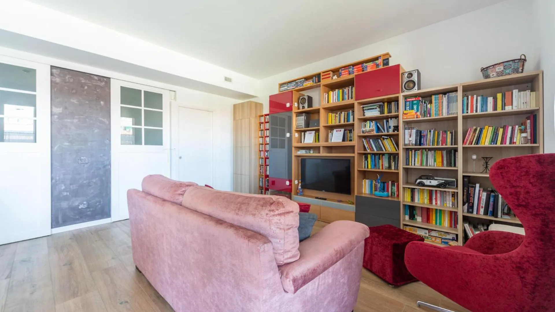 Spacious & Stylish 1-Bedroom Apartment With Terrace Milan Italy