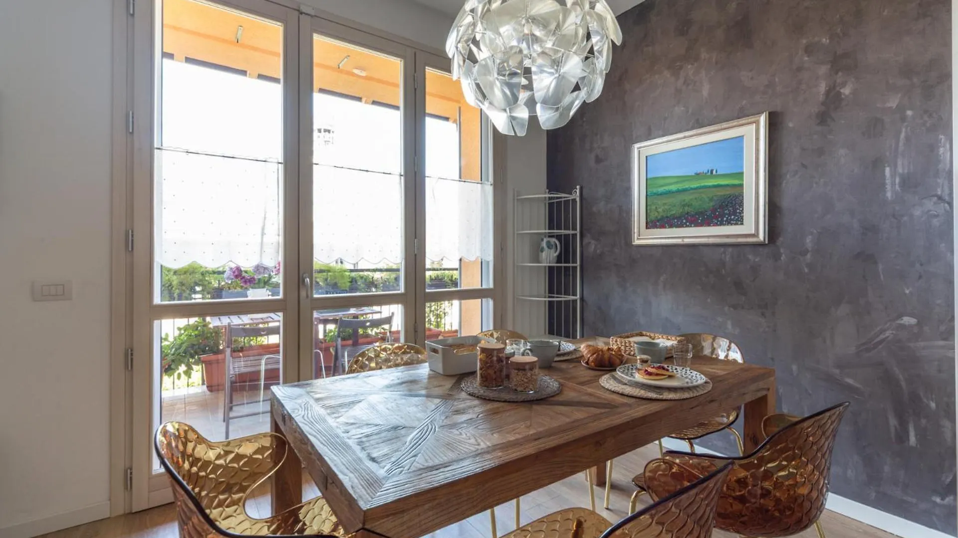 Spacious & Stylish 1-Bedroom Apartment With Terrace Milan